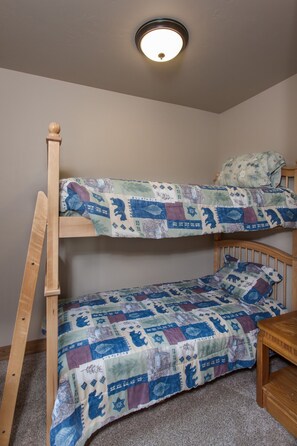 Fer et planche à repasser, lit parapluie, Wi-Fi, draps fournis