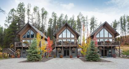Beautiful Chalet With Mountain Views, located 1 mile Glacier National Park