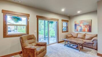 Een smart-tv, een dvd-speler en boeken