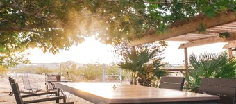 Great place to relax after a day exploring Joshua Tree Park. Large kitchen.