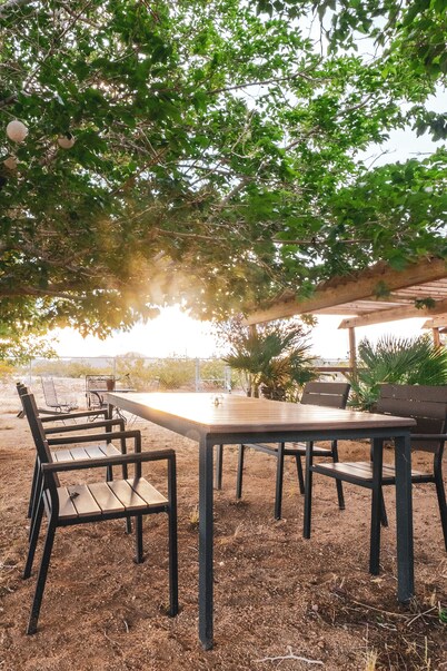 Great place to relax after a day exploring Joshua Tree Park. Large kitchen.