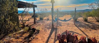 Great place to relax after a day exploring Joshua Tree Park. Large kitchen.