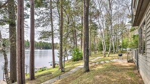 Järvenrantatontti, jossa on terassi, piknikpöytä ja grilli.