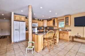 Fridge, oven, stovetop, dishwasher - Magnificent Lakefront Home with Northwoods Style. (St.Germain)