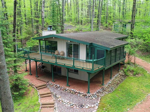 Large lakeside 'treehouse' with enclosed porch, dock, pool table, and fire pit!
