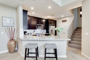 Fridge, microwave, oven, stovetop - CAYS PENTHOUSE Overlooking POOL! 30 night min (Chandler)