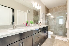 Combined shower/tub, hair dryer, towels - CAYS PENTHOUSE Overlooking POOL! 30 night min (Chandler)