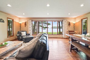 Smart TV, fireplace, DVD player, books - Lakefront home with tennis court, pool table, dock, enclosed porch, and firepit! (St. Germain)