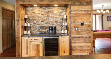 Towering Pines - Hiller Vacation Homes - Lost Lake Executive Home - Free WIFI