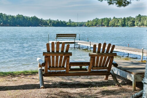 Lakefront cabin with a wood burning fireplace & screen porch