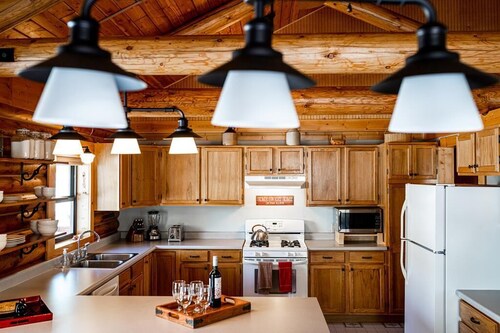 Two Mile Cabin - Great family cabin with a sauna near Yellowstone Park!