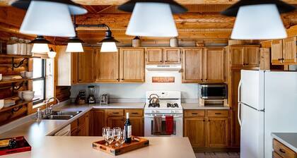 Two Mile Cabin - Great family cabin with a sauna near Yellowstone Park!