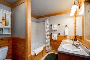 Combined shower/bathtub, hair dryer, towels - Two Mile Cabin - Great family cabin with a sauna near Yellowstone Park! (Island Park)