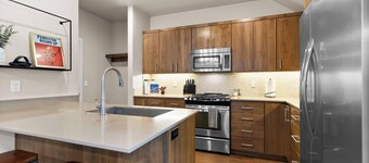 THE PENDLETON – WALKABLE // ARCADE LOFT // MODERN // LIGHT