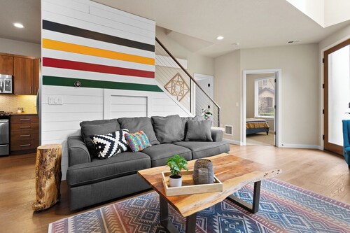 THE PENDLETON – WALKABLE // ARCADE LOFT // MODERN // LIGHT