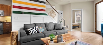 THE PENDLETON – WALKABLE // ARCADE LOFT // MODERN // LIGHT