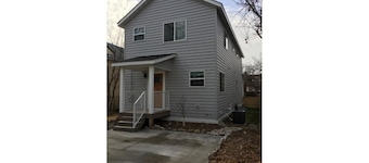 Gorgeous Home in Heart of Northeast's Art District!! Just 10 min from Downtown!