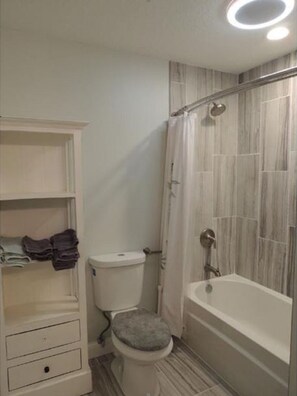 مجففات شعر، مناشف، صابون، ورق حمّام