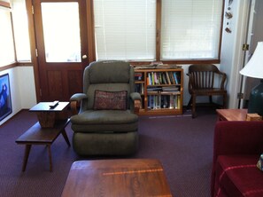 TV connectée, lecteur de DVD, livres