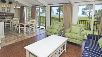 Smart TV, DVD player, livros, videoteca