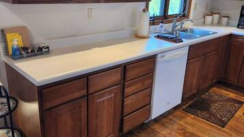 Fridge, microwave, stovetop, dishwasher