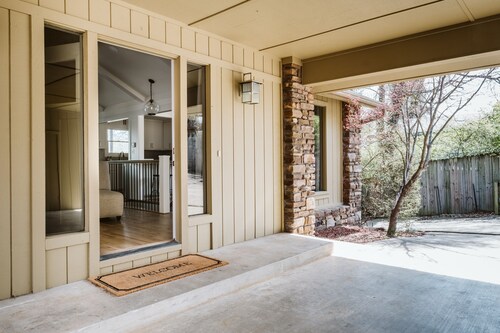 Overlooks Stadium!  Sleeps 10-12.  BBBQ, Graduation, Razorback games!!