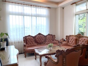 31-inch LCD TV with cable channels, TV - TONG YI Homestay (Ji'an)