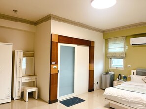 Deluxe Quadruple Room(Accept extra 1 person, charge TWD500 at front desk) | Desk, blackout curtains, soundproofing, free WiFi