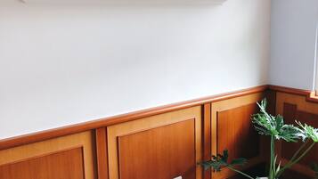 Een 31-inch lcd-televisie met kabelzenders en een televisie