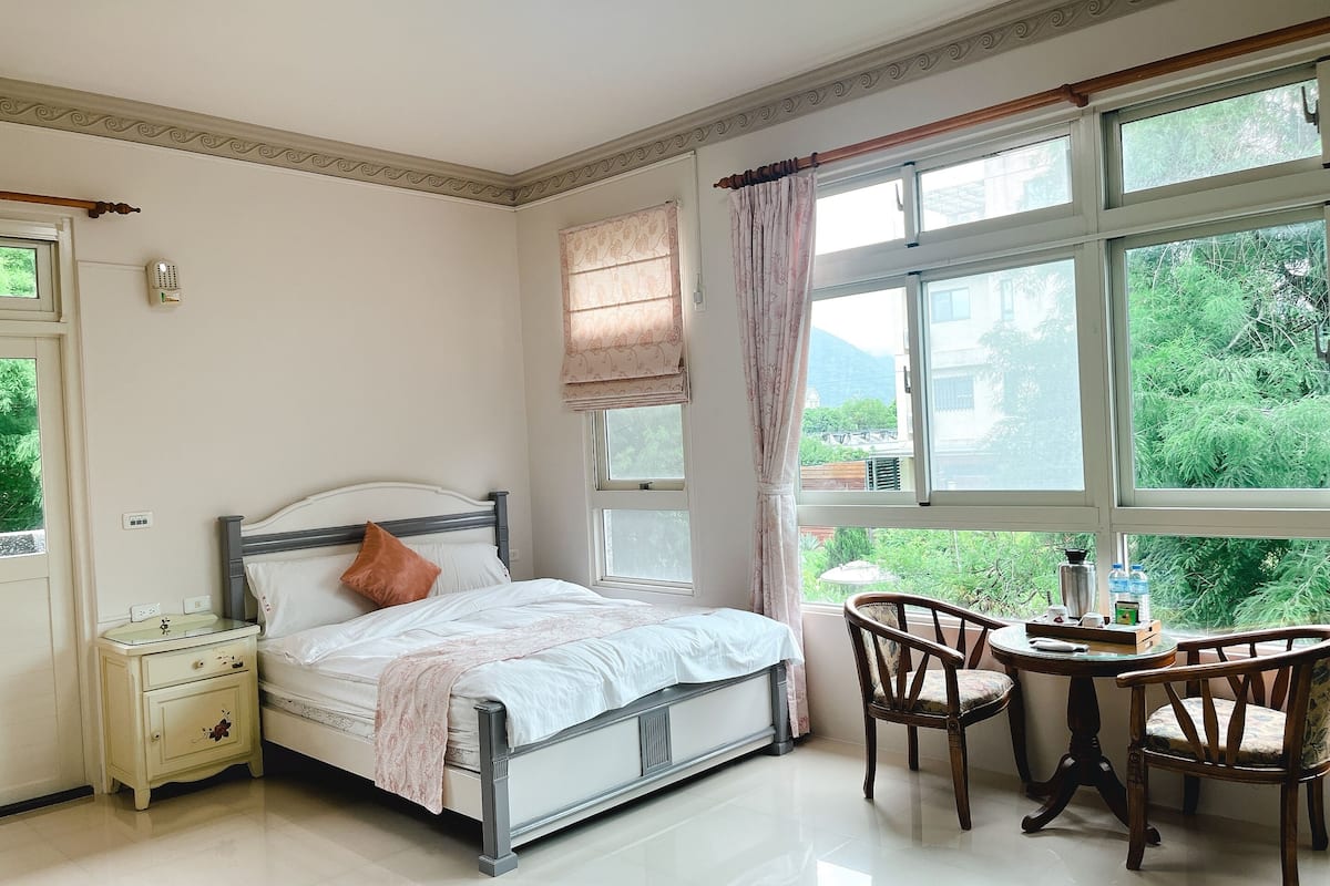 Kamar Double Romantis | Meja kerja, tirai kedap cahaya, kedap suara, dan Wi-Fi gratis