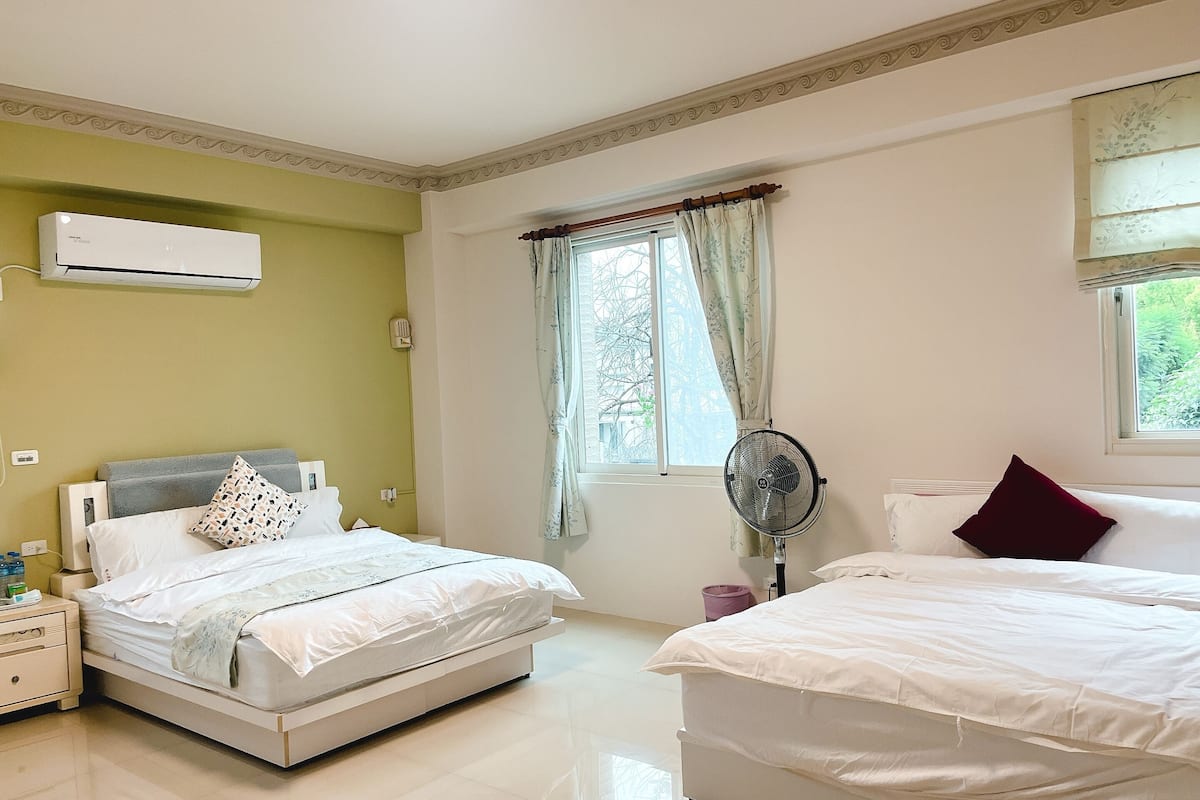 Kamar Quadruple Deluks | Meja kerja, tirai kedap cahaya, kedap suara, dan Wi-Fi gratis