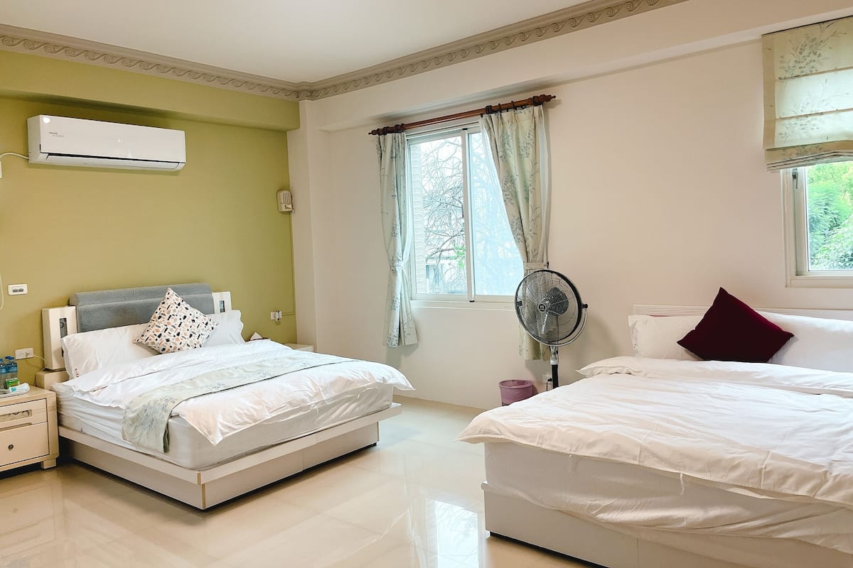 Escritorio, cortinas blackout, insonorización y wifi gratis