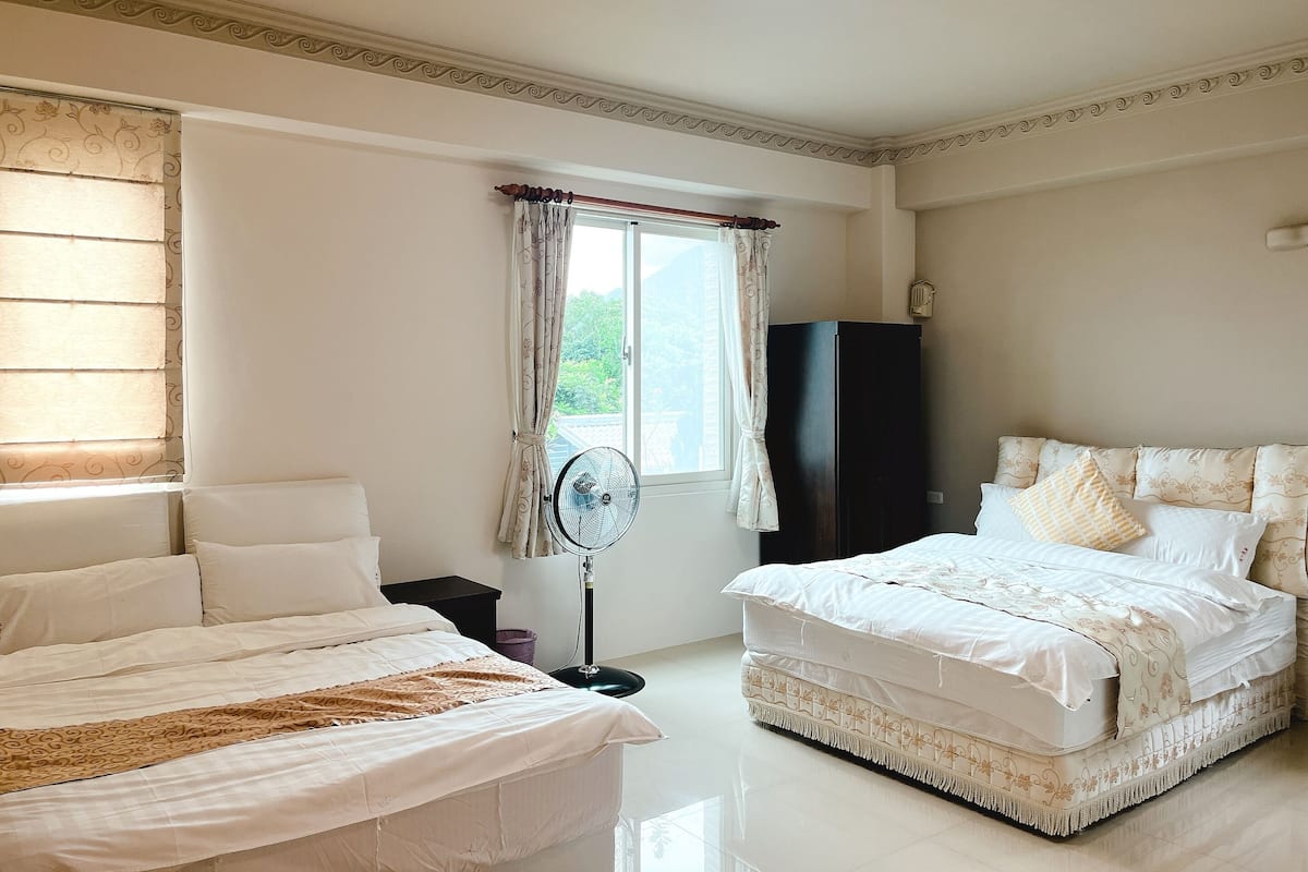 Escritorio, cortinas blackout, insonorización y wifi gratis