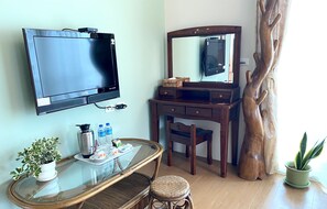 Honeymoon Double Room(Accept extra 1 person, charge TWD500 at front desk) | Desk, blackout drapes, soundproofing, free WiFi - TONG YI Homestay (Ji'an)