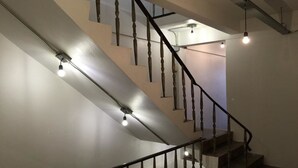 Eine moderne Treppe mit Metallgeländer und einer Leuchte an jedem Tritt.