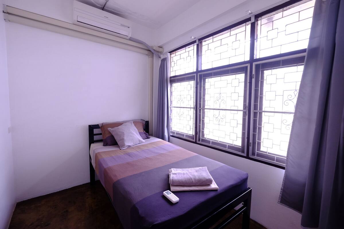 Single Room with Shared Bathroom | Blackout drapes, WiFi (free), bed sheets