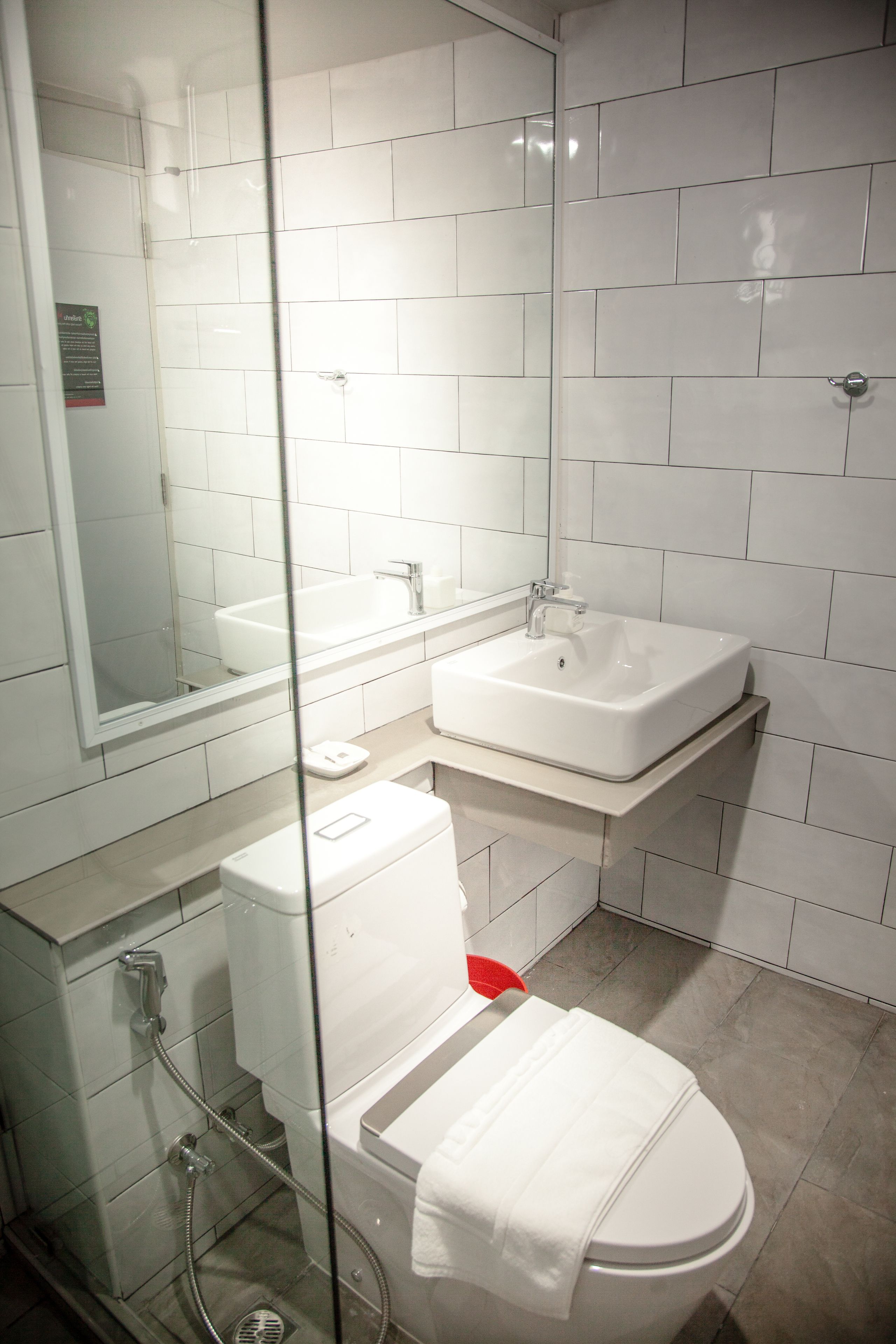 Shower, rainfall showerhead, free toiletries, towels