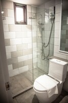 Shower, rainfall showerhead, free toiletries, towels