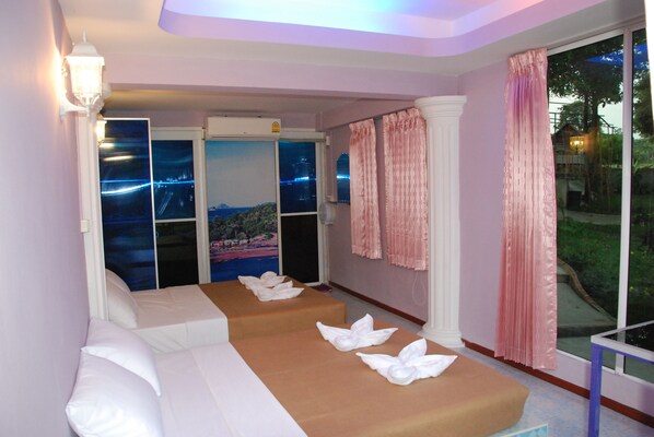 Quadruple Room | Free WiFi - Baanraiingdoi (Thep Sathit)