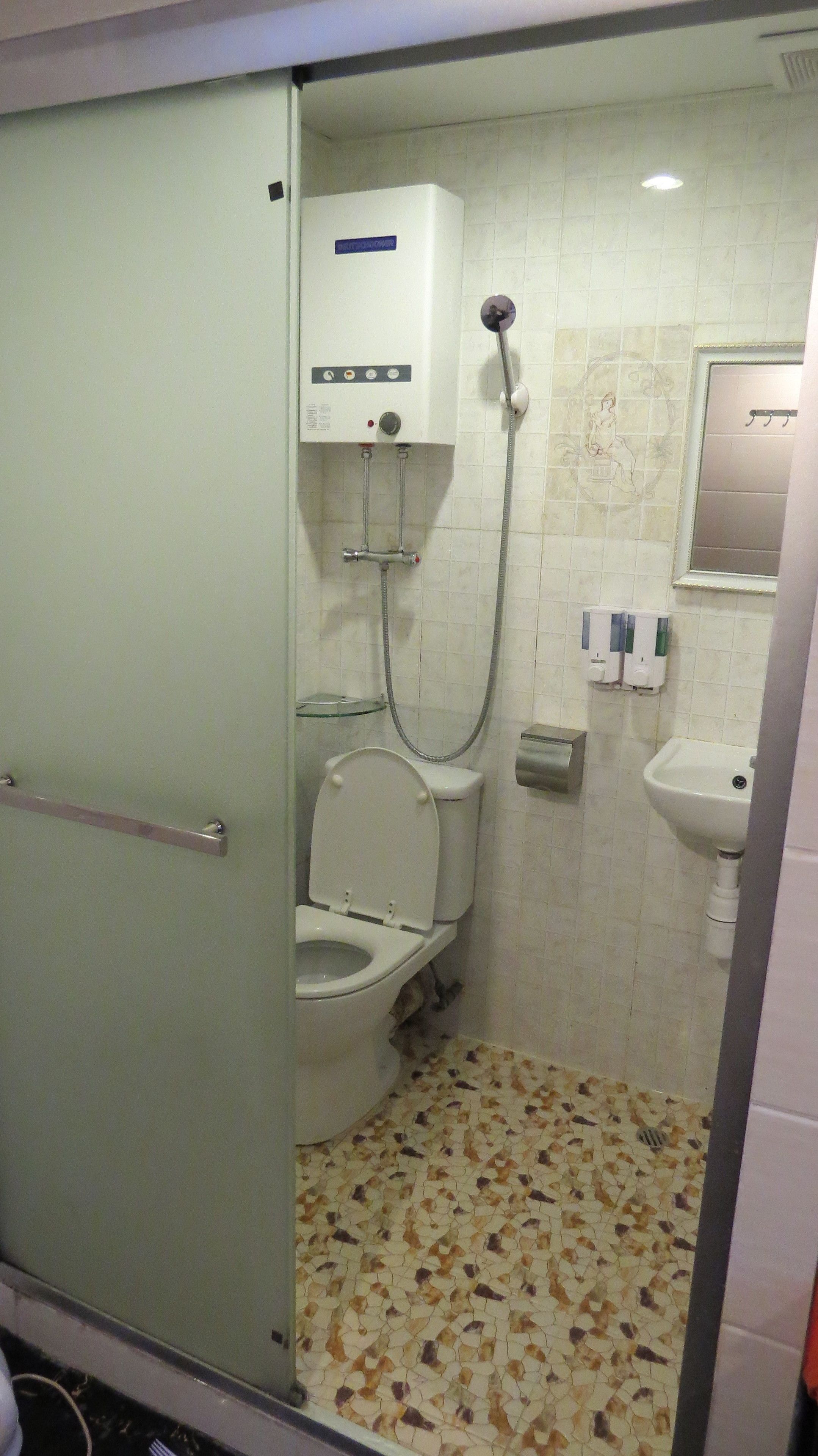 Photo - Melbourne Hostel 24 HOUR RECEPTION Block D &E 10th floor