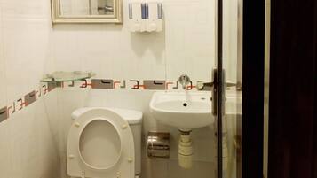 Shower, free toiletries, hair dryer