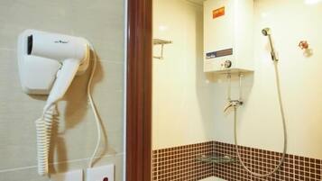 Familierom, 2 dobbeltsenger | Dusj på badet