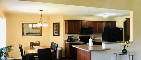 Maison Familiale, plusieurs lits | Cuisine privée | Réfrigérateur, micro-ondes, four, plaque de cuisson