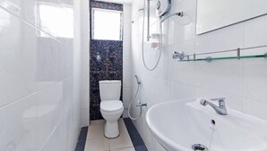 Un baño con inodoro, bañera y ducha.
