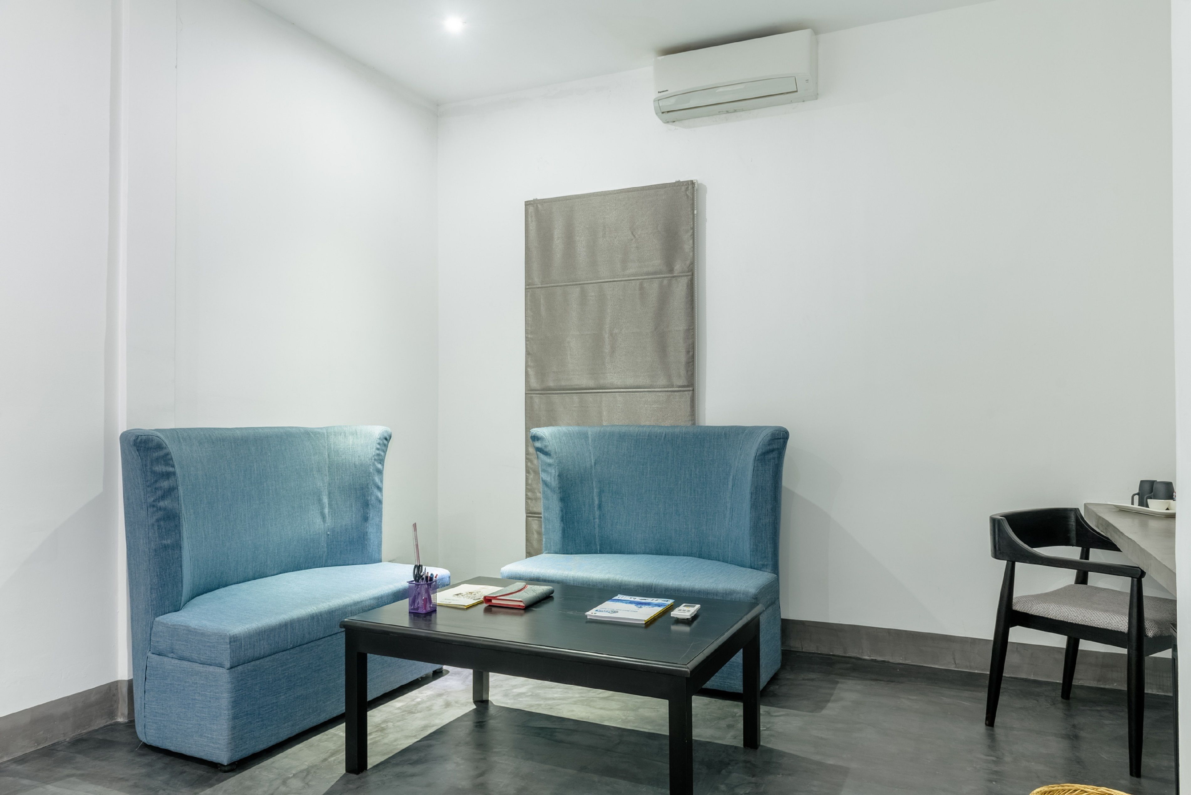 grand suite, 1 king bed | living area | led tv