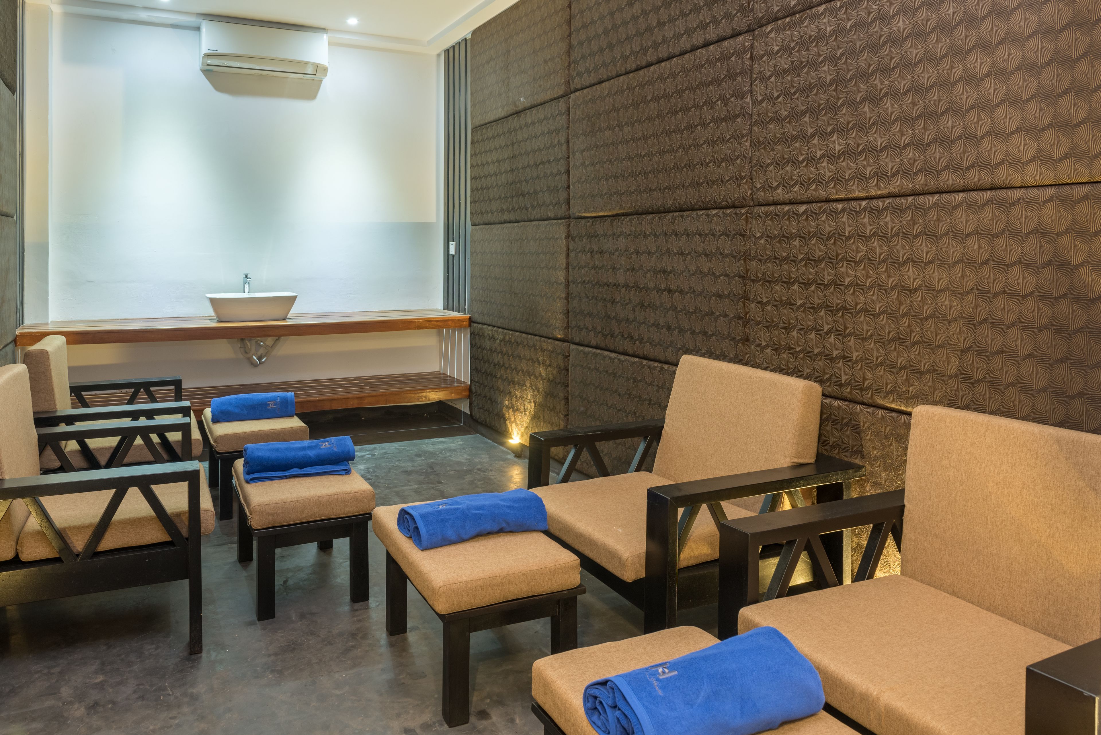 couples treatment room(s), sauna, deep-tissue massages, swedish massages