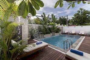 Outdoor pool, open 7 AM to 10:30 PM, pool umbrellas, pool loungers - Hotel De L'Homme (Phnom Penh)