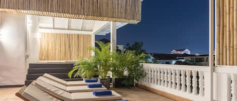 2 bars/lounges, rooftop bar