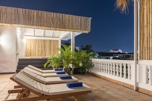 2 บาร์/เลานจ์, บาร์บนดาดฟ้า