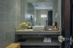 Deluxe Suite, 1 King Bed | Bathroom amenities | Shower, rainfall showerhead, free toiletries, hair dryer